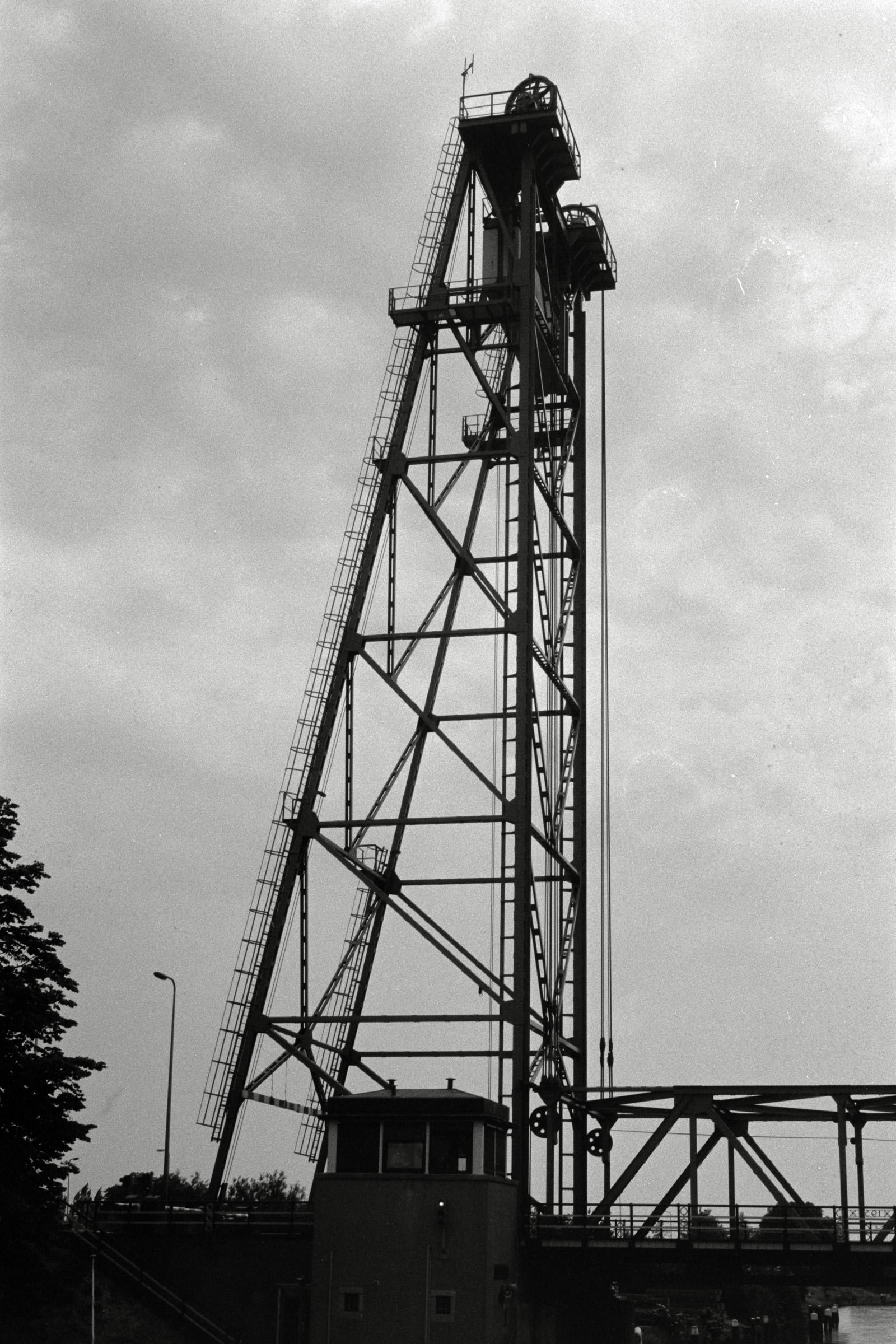 AHP F1992 06 002 sc250507 img30 NLP